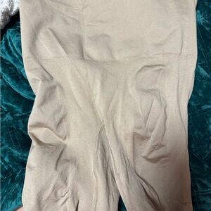 Beige 2X shape wear by lady bug NWOT